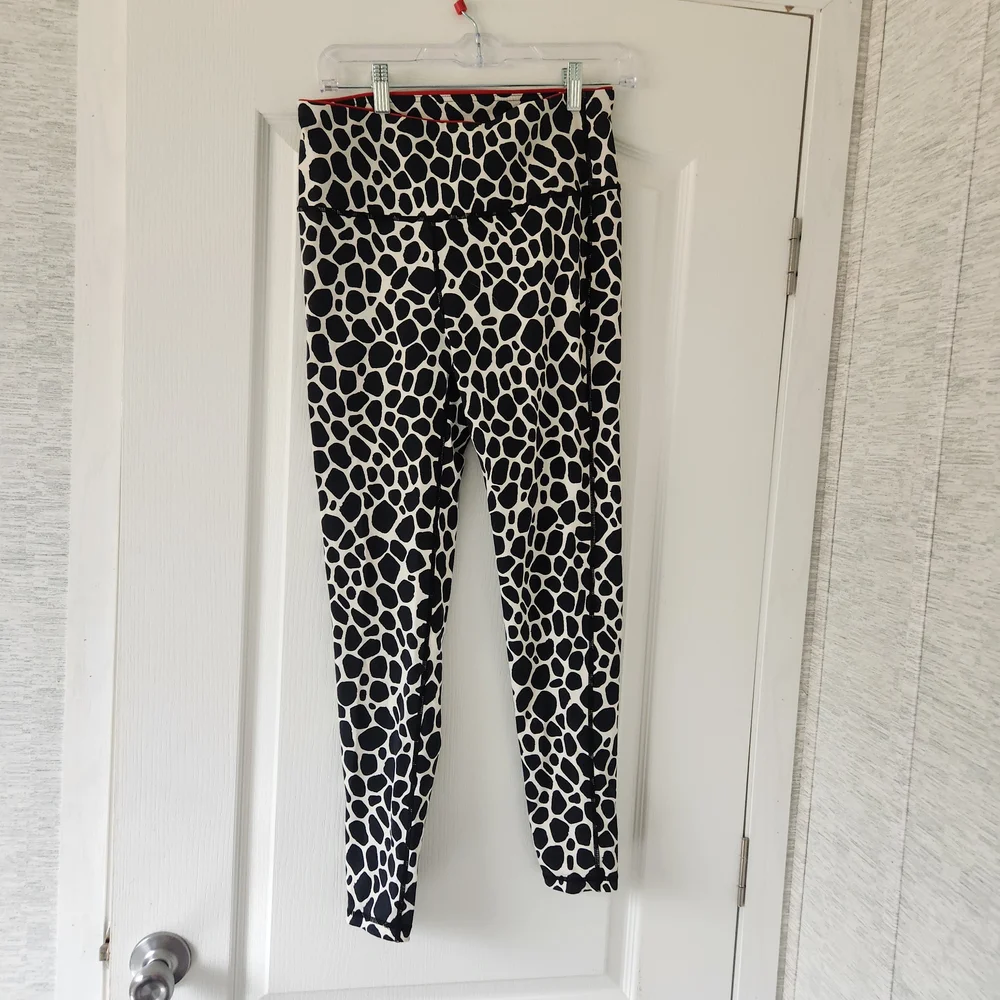 Mono B Giraffe Patterned Leggings Size L Euc
